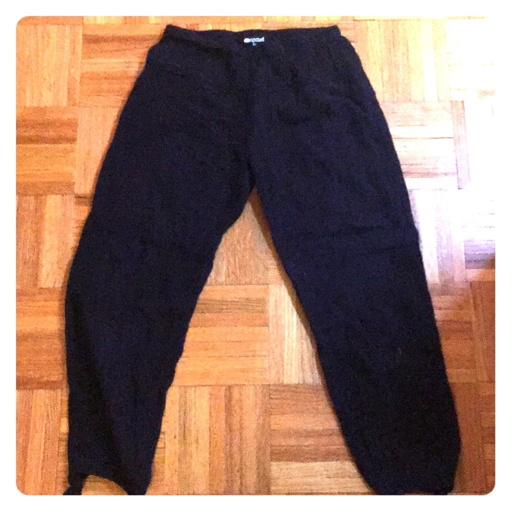 Super cute black high-rise rip curl beach pants!
